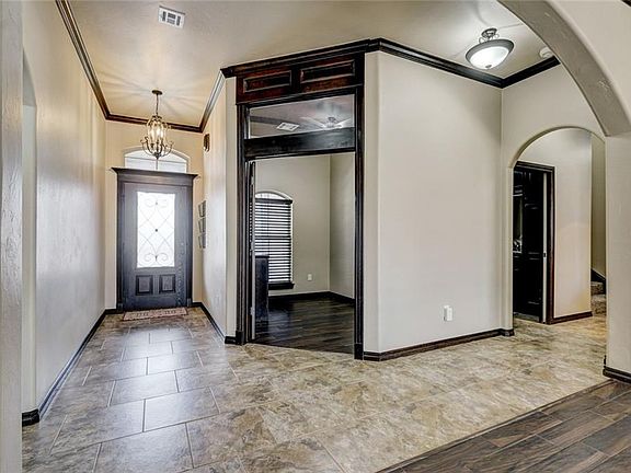 3rd image of 901 Samantha Ln