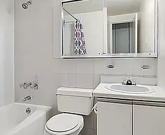 3rd image of 220 E 24th St APT 5D