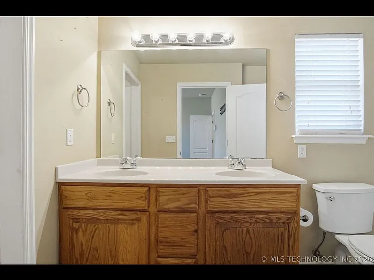 605 E Linden Ln — Photo 7