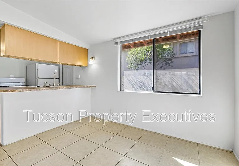 1638 N Beverly Ave — Photo 5