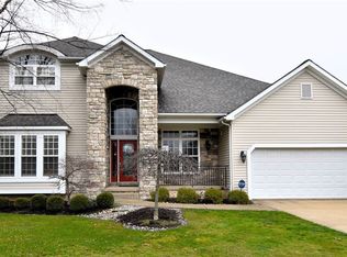 300 Gretna Green Dr, Highland Heights, OH 44143