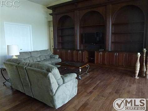 4th image of 3727 Bayview Ave