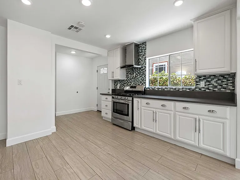 4733 Ambrose Ave — Photo 10