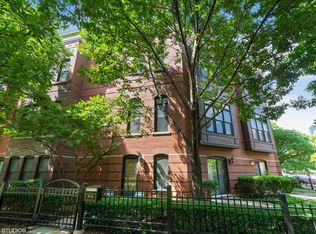 904 W College Pkwy, Chicago, IL 60608