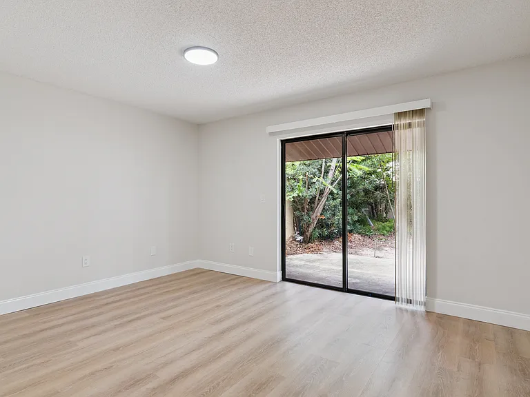 145 E Towne Pl — Photo 13