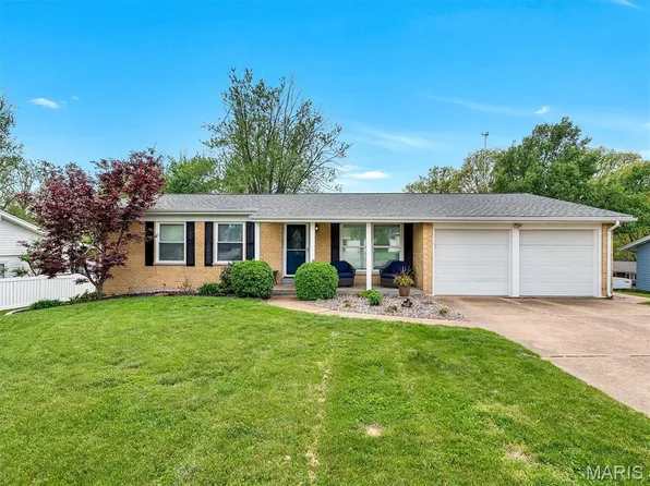 2648 Baltusrol Dr, Saint Louis, MO 63129
