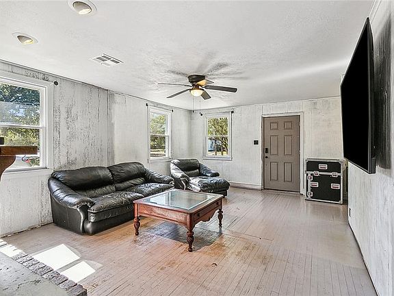 4th image of 1114 Shirley Dr