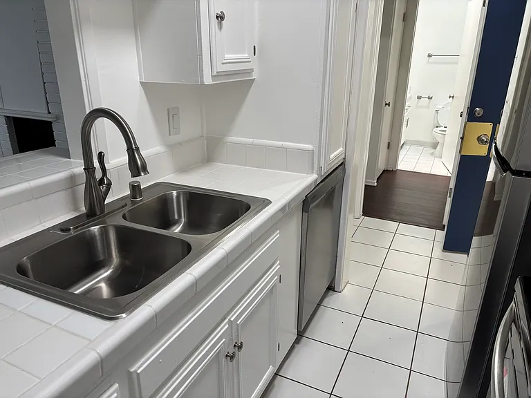 1428 Kelton Ave #302 — Photo 2