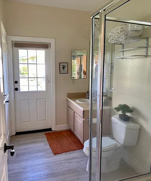 downstairs bathroom ensuite to queen bedroom