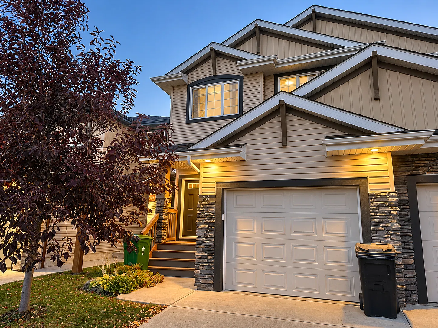 3 Bed 2.5 Bath Fort Sask Duplex For Rent — Photo 2