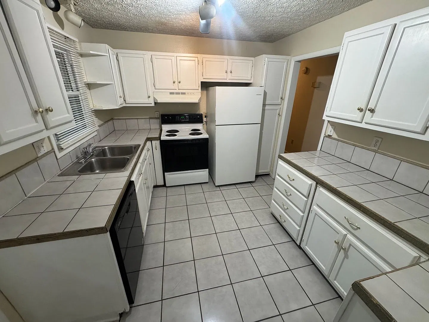Blacksburg Spacious 5 BR / 3 BA Home | Available Now! — Photo 4