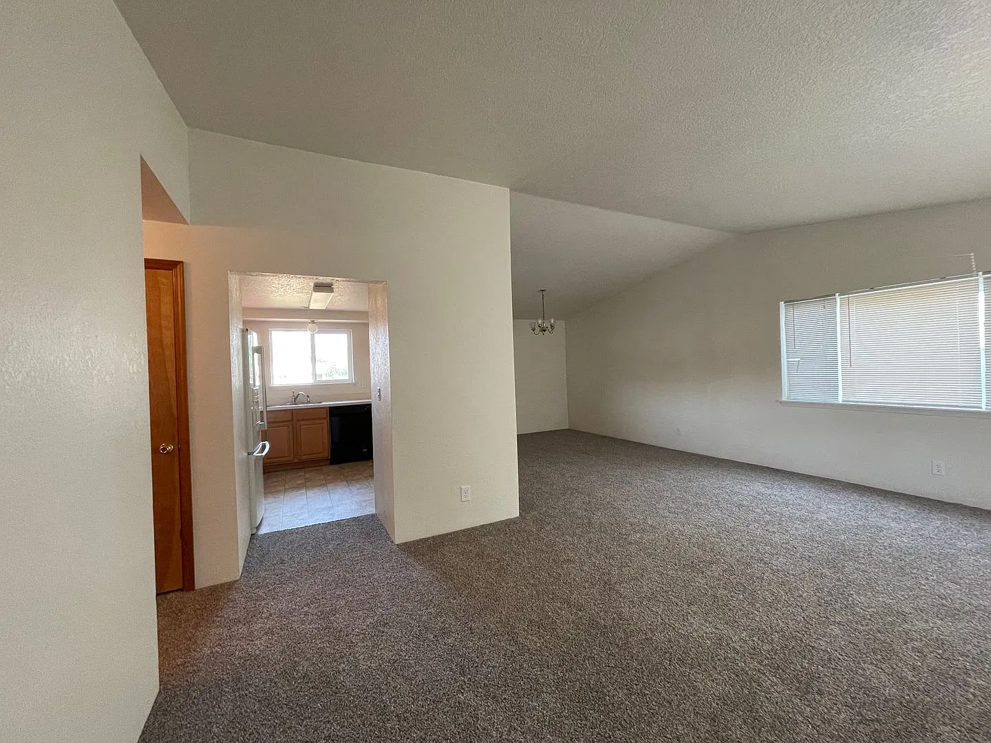 3 Bedroom 2 Bath Home with 2 Car Garage — Photo 2