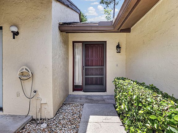 4th image of 184 MASTIC TREE Court