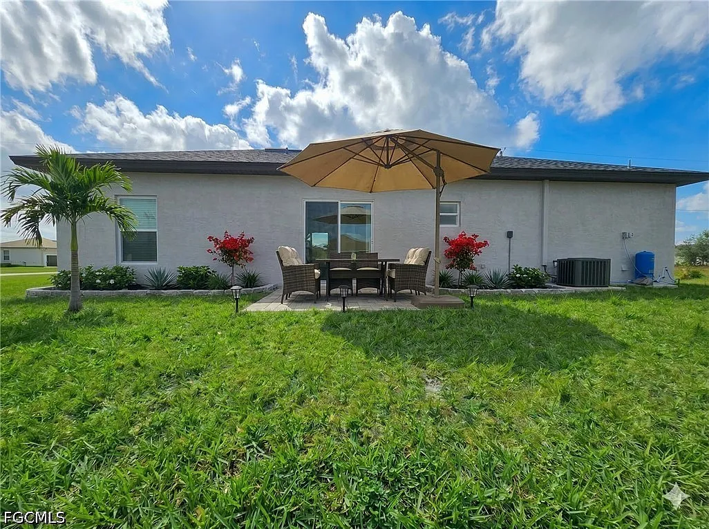 3 bed, 2.0 bath, 1055 sqft, $1,850 — Photo 2