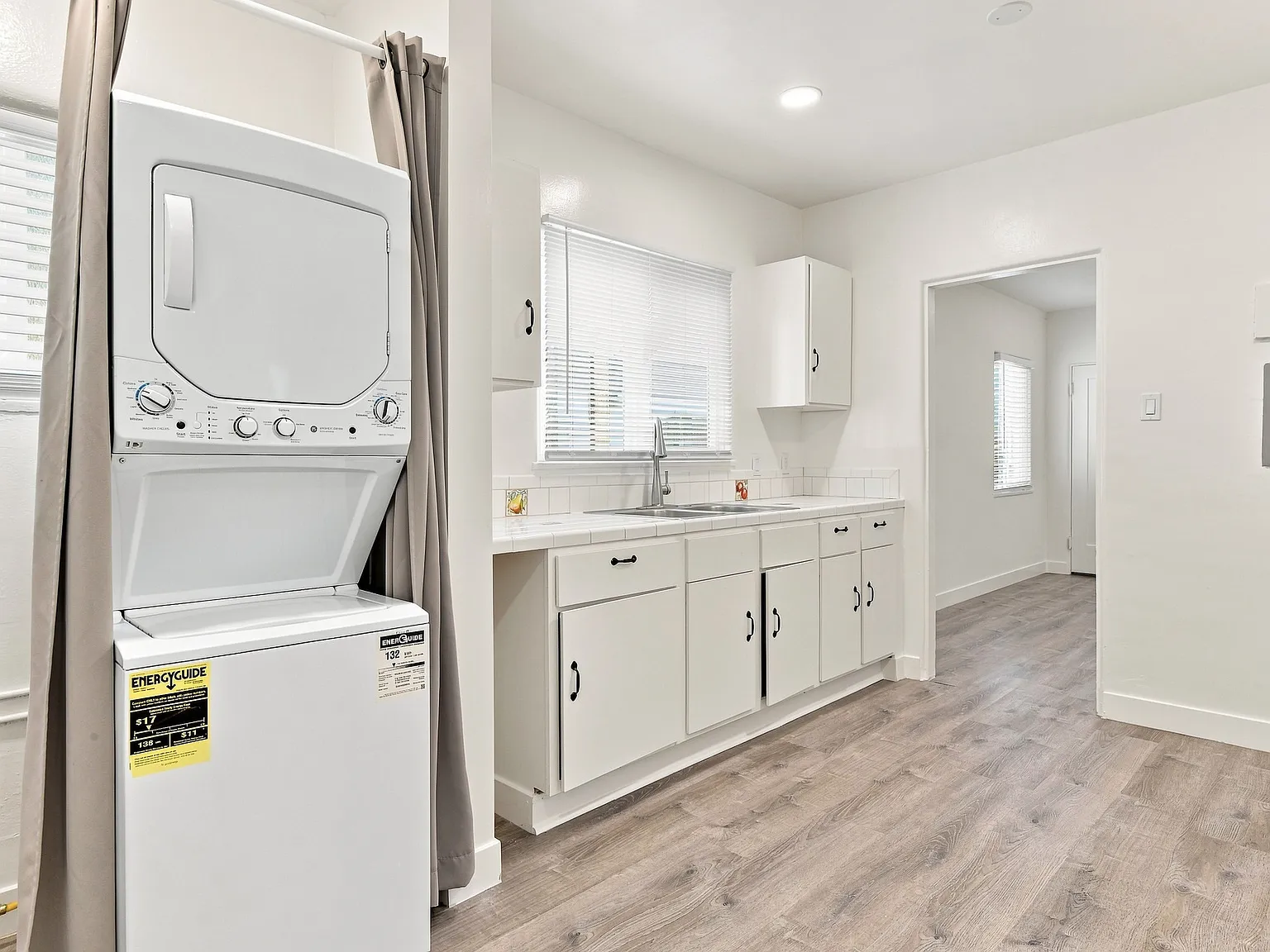 2 bed, 825 sqft, $2,400 — Photo 2