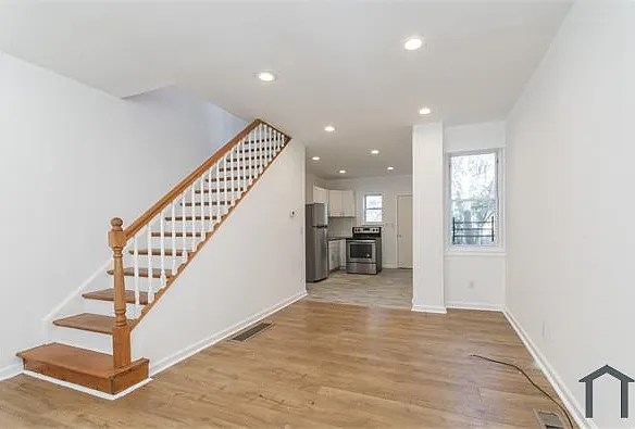 3 bed, 900 sqft, $1,250 — Photo 2