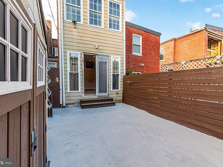 19 R St NW #B — Photo 4