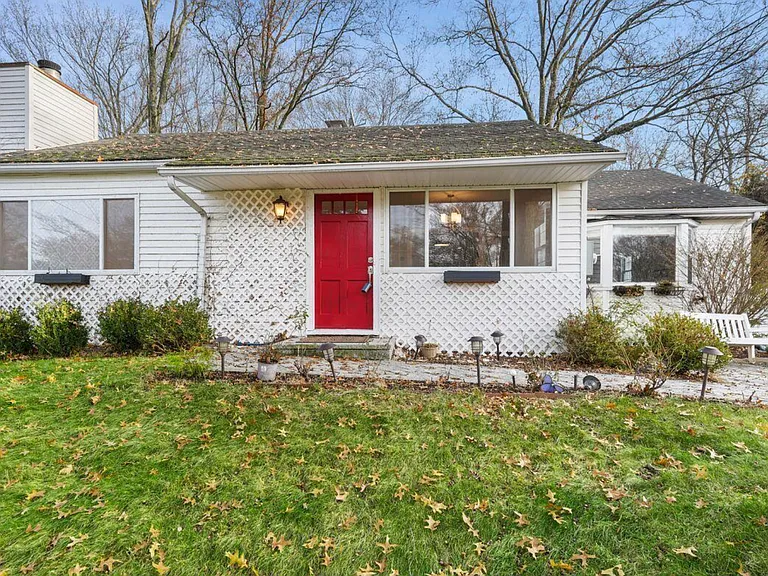 17 Circle Dr — Photo 1