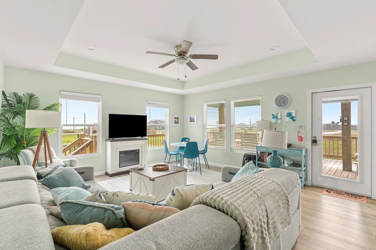 4 bed, 2.0 bath, 1130 sqft, $2,364 — Photo 2