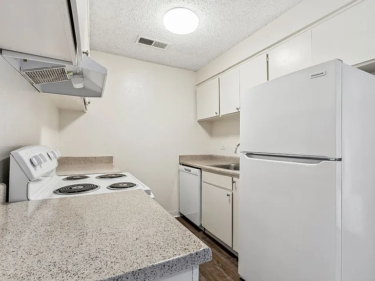 Clayton Crossing Apartments — Photo 12