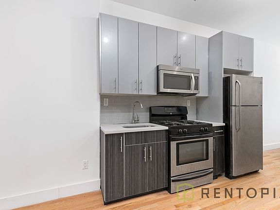 3rd image of 886 Jefferson Ave #1C