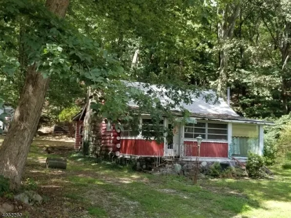 5 Dudley St, West Milford, NJ 07480