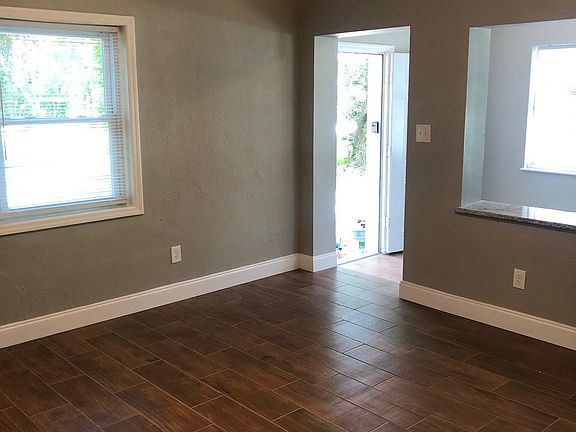 5th image of 11425 Sawyer St