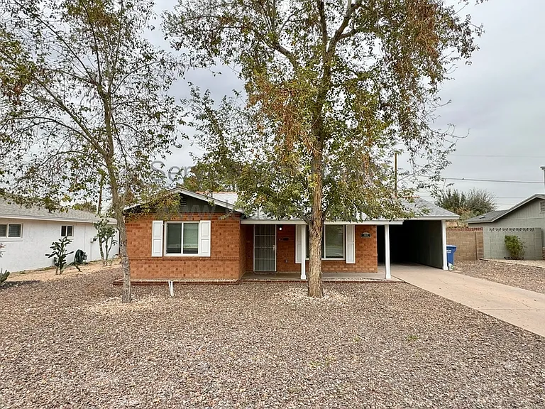 2908 E Avalon Dr — Photo 1