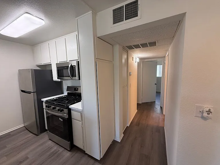 14543 Burbank Blvd — Photo 10