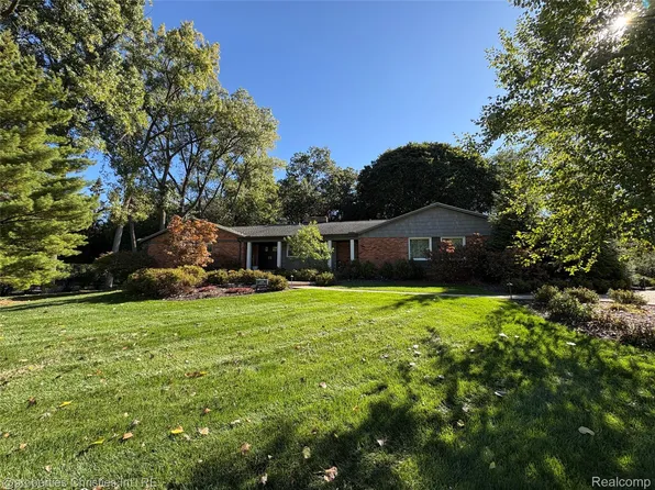 6199 Thorncrest Dr, Bloomfield Hills, MI 48301