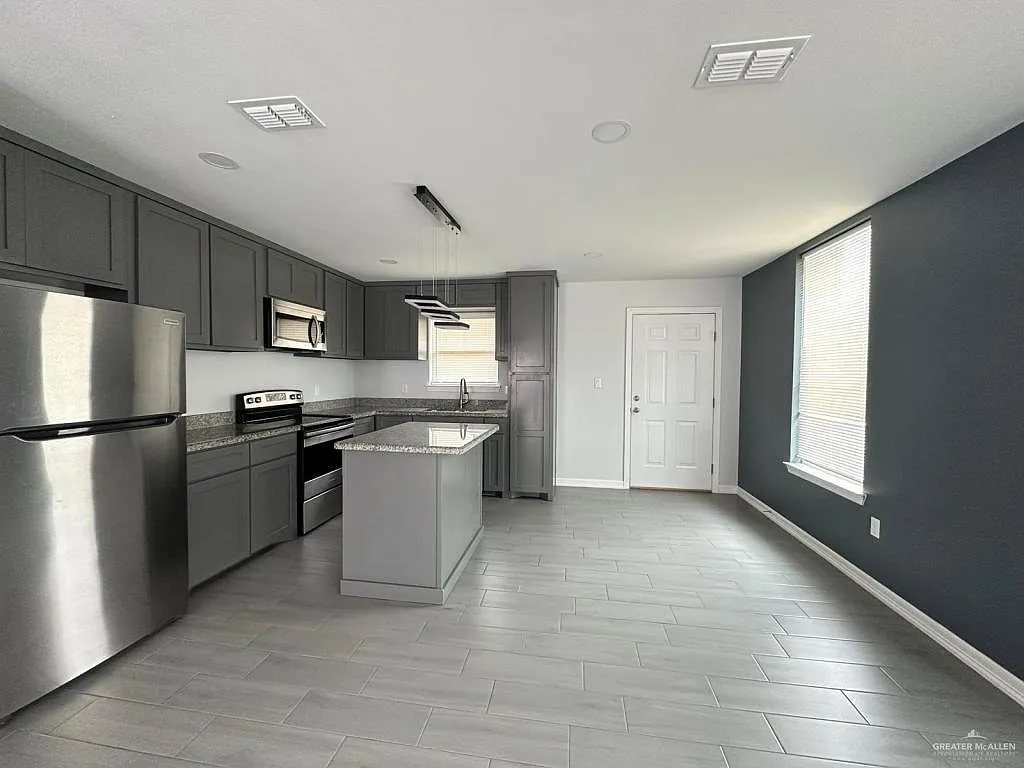 3 bed, 2.0 bath, 1009 sqft, $1,150 — Photo 3