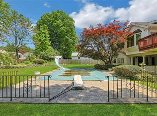 25 Tennyson Dr, Nanuet, NY 10954