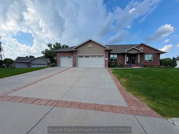 2104 Rainbow Rd, Grand Island, NE 68801