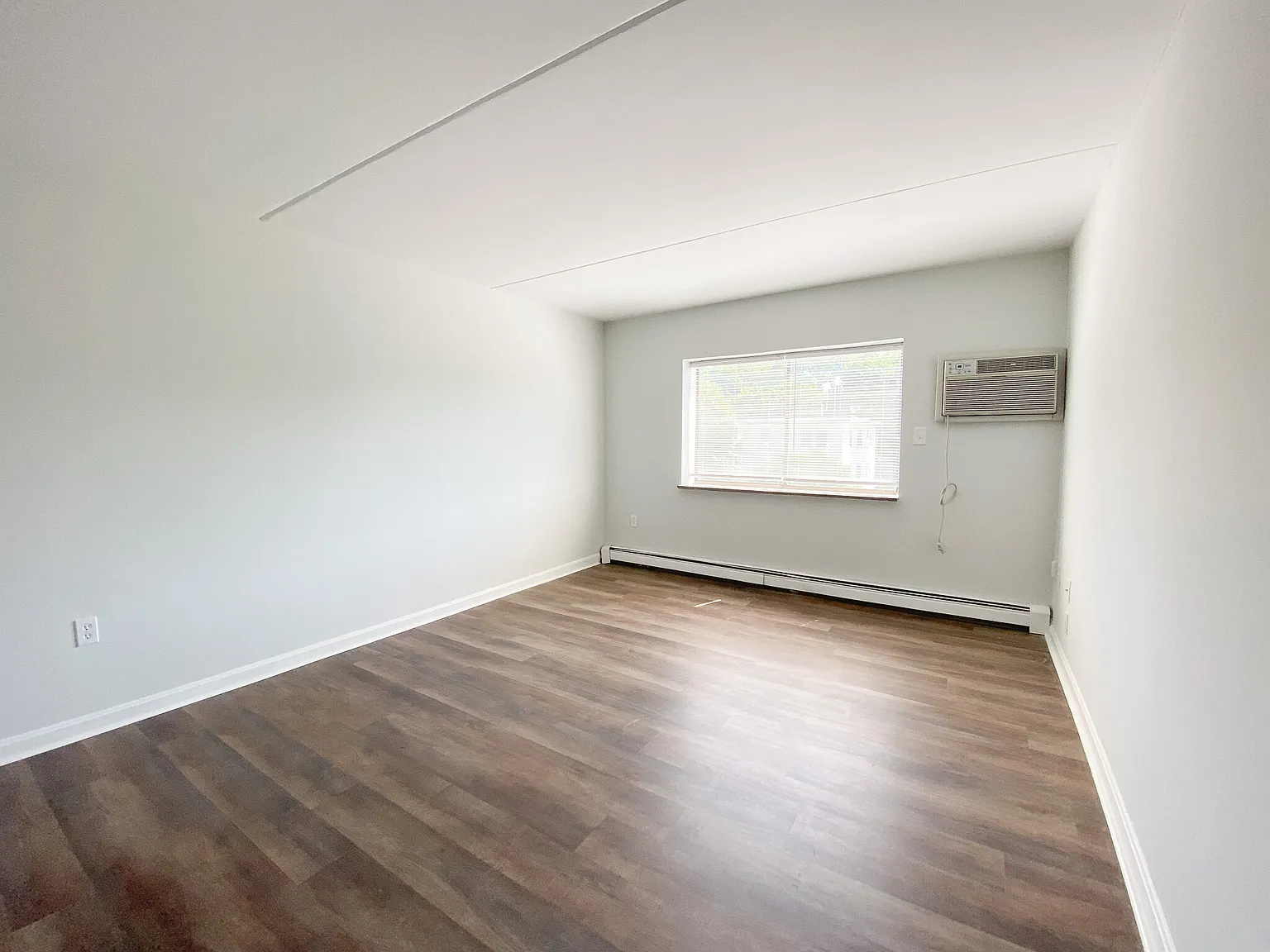 1 bed, 1.0 bath, $2,400 — Photo 3