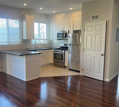 3rd image of 418 S Rexford Dr APT C