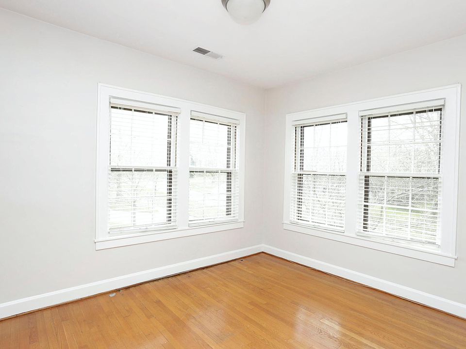 This is the bedroom. It faces the front of the building & is right next to the living room. The windows provide plenty of cross ventilation on those days when you want fresh air and don''t want to use the air conditioning.