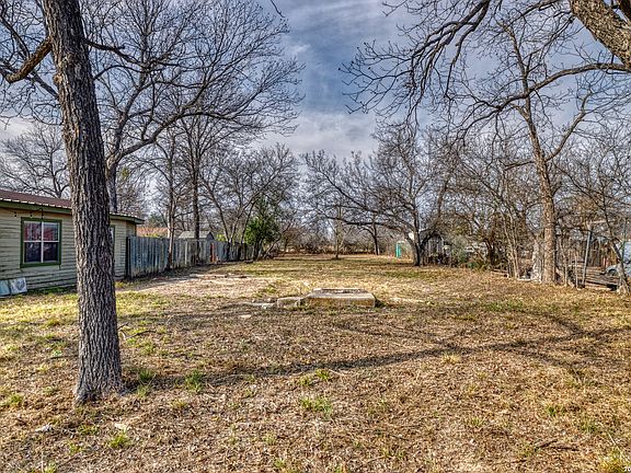 3rd image of 224 E Leona St