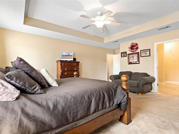 3rd image of 8630 Oak Hill Dr