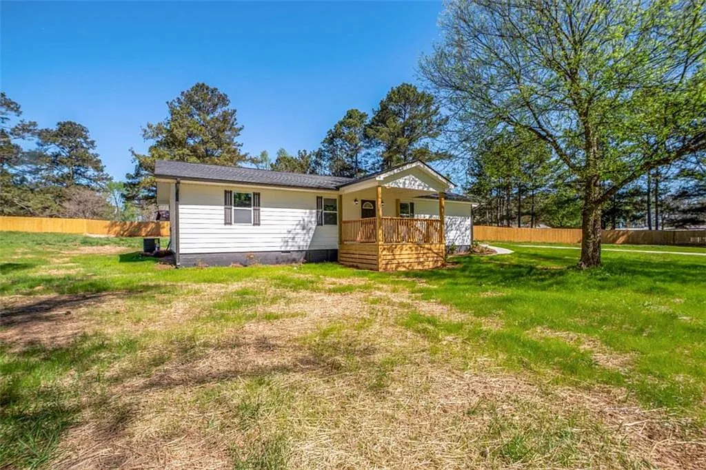 3 bed, 2.0 bath, 1300 sqft, $1,950 — Photo 2