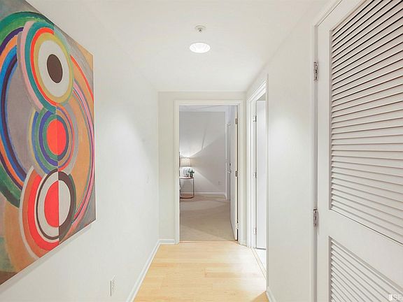 4th image of 403 Main St APT 412N