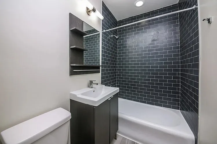 944 W Montrose — Photo 13
