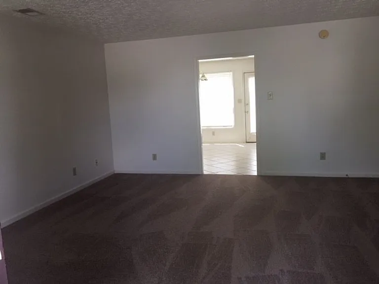 572 Hadlow St — Photo 3