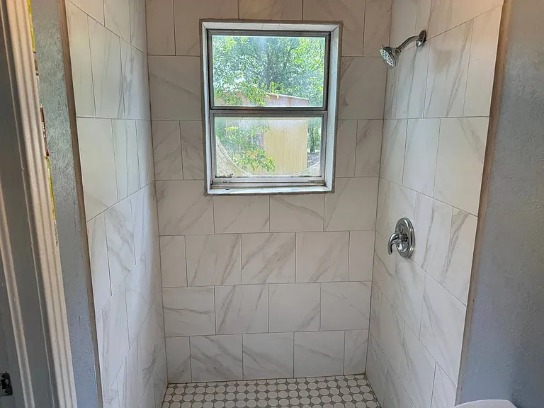 808 E Bank St — Photo 25