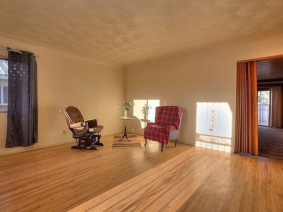 4th image of 700 Cagua Dr NE