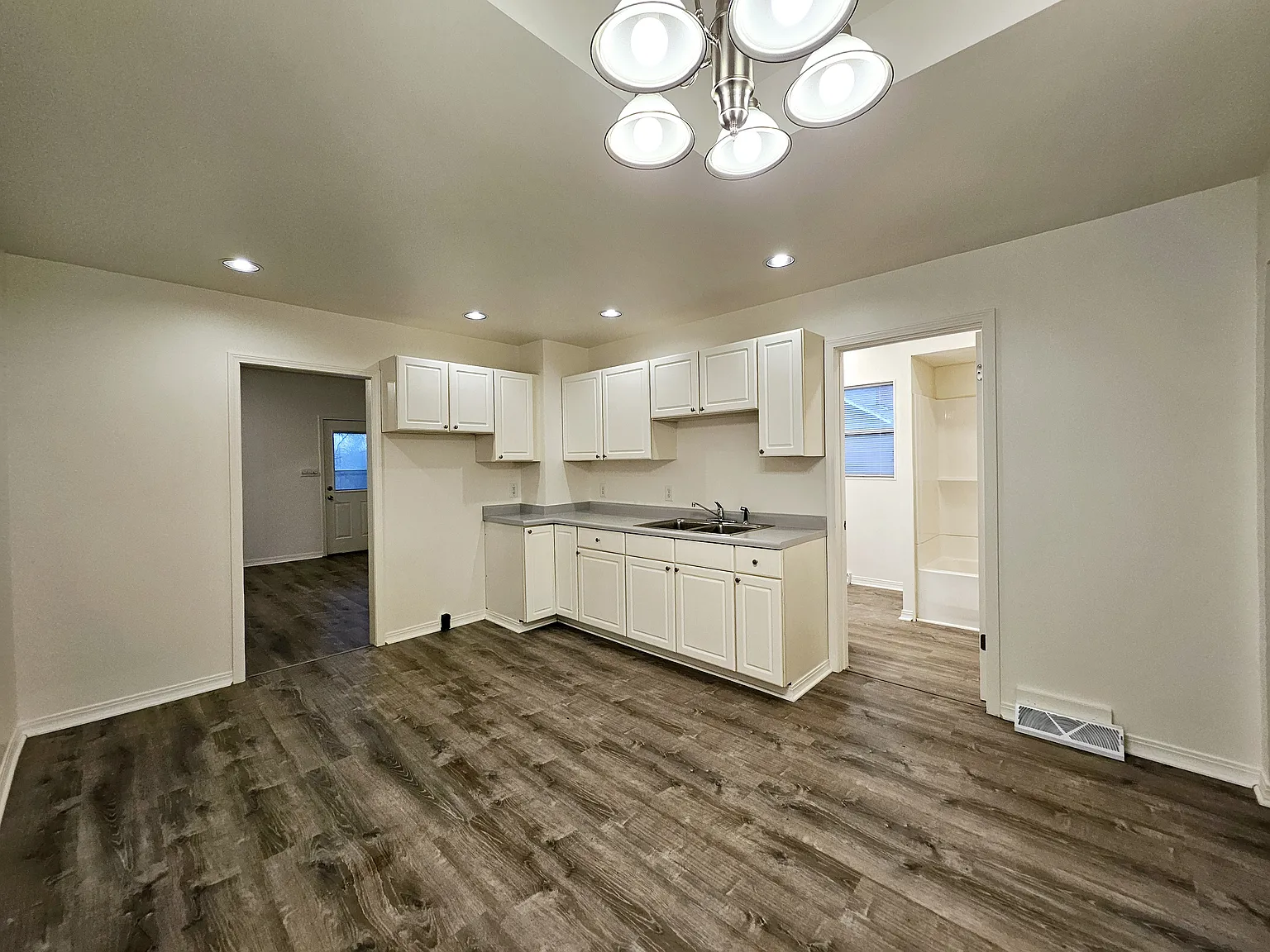 3 bed, 856 sqft, $1,350 — Photo 3