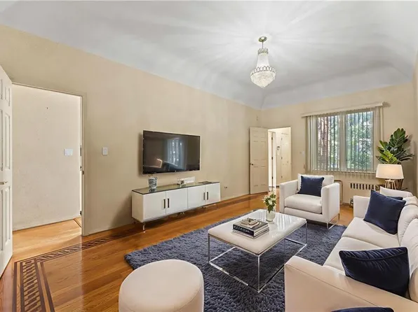 2726 East 27th Street image 4 of 29