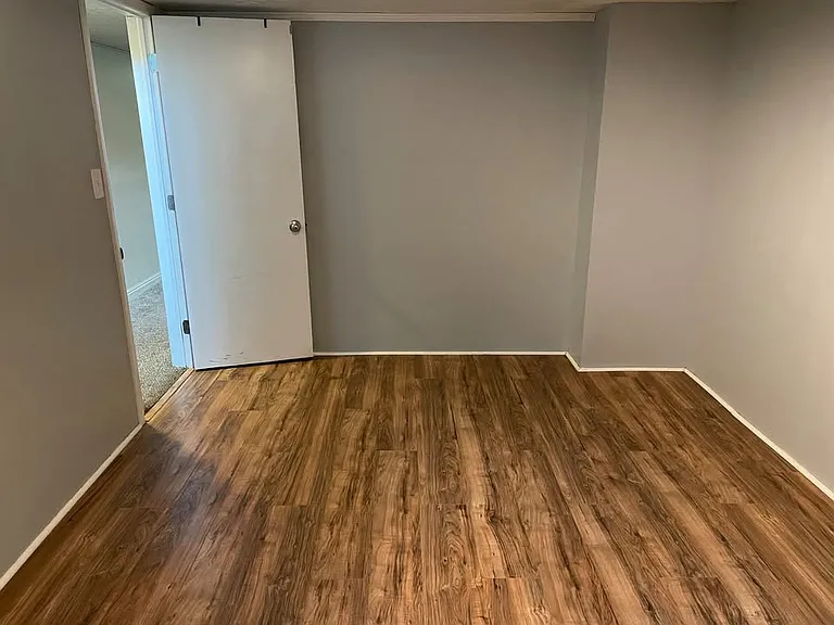 1368 Davis Ave — Photo 5