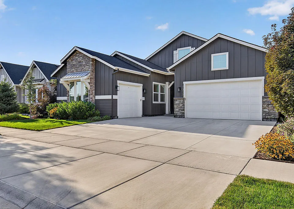 2935 E Renwick Ct