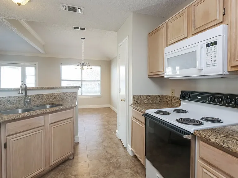 2524 Park Valley Dr — Photo 7