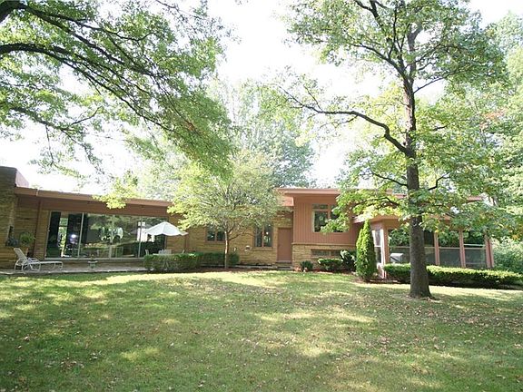 3rd image of 4917 Laurel Cir